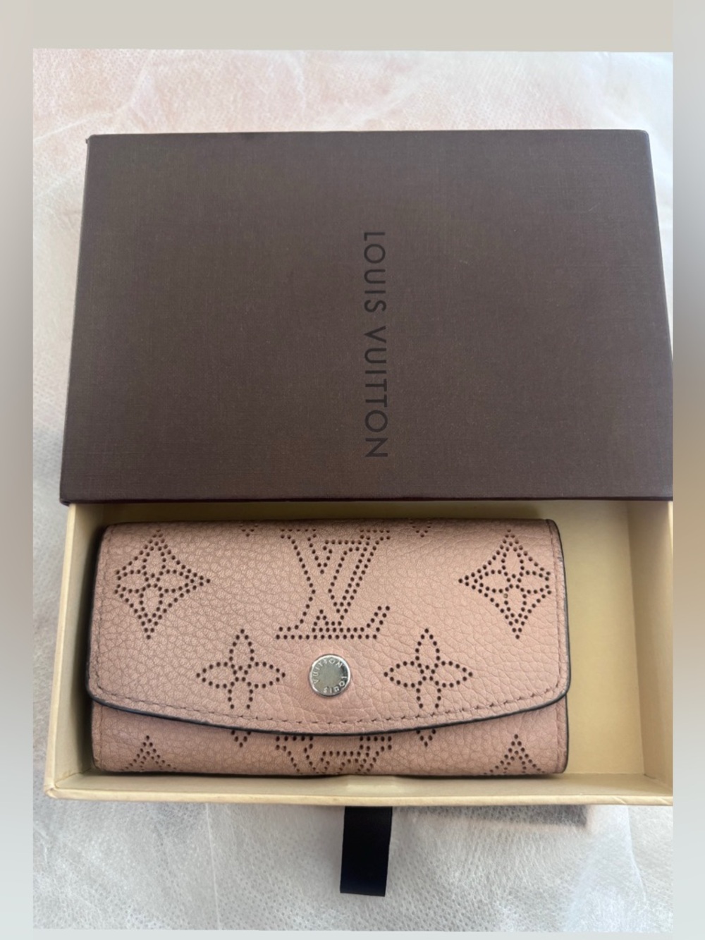Louis Vuitton- Authentic 🍀 Pink Mahina Monogram Key Wallet w/ Box